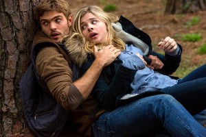 Chloe Grace Moretz and Alex Roe in The 5th Wave.