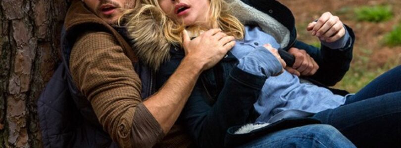Chloe Grace Moretz and Alex Roe in The 5th Wave.