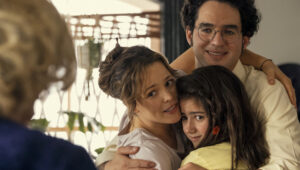 Rachel McAdams as Barbara Simon, Abby Ryder Fortson as Margaret Simon, and Benny Safdie as Herb Simon in "Are You There God? It’s Me, Margaret"