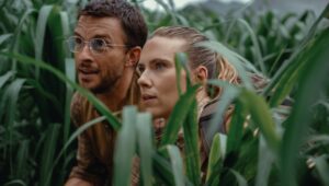 Jonathan Bailey (left) as paleontologist Dr. Henry Loomis and Scarlett Johansson as skilled covert operations expert Zora Bennett in JURASSIC WORLD REBIRTH, directed by Gareth Edwards.