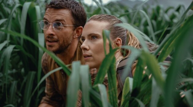 Jonathan Bailey (left) as paleontologist Dr. Henry Loomis and Scarlett Johansson as skilled covert operations expert Zora Bennett in JURASSIC WORLD REBIRTH, directed by Gareth Edwards.