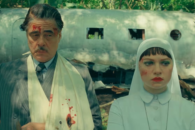 Benicio Del Toro (left) as Zsa-Zsa Korda and Mia Threapleton as Liesl in “The Phoenician Scheme.”